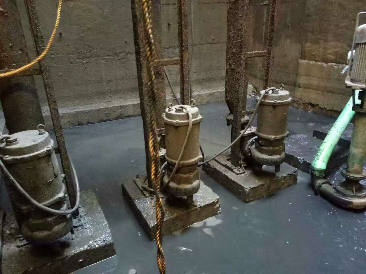 赵西垸林场污水池清理